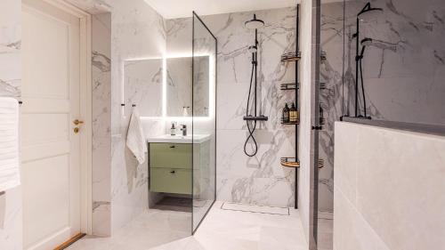 La salle de bains est pourvue d'une douche et d'un lavabo. dans l'établissement Villa Maija 2 Southside, à Hanko