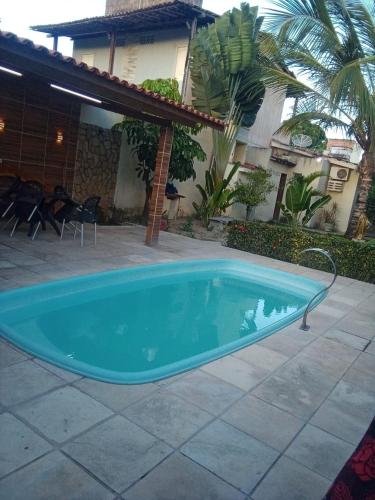 una piscina en medio de un patio en Villa Tamandaré en Tamandaré