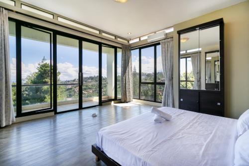 Giường trong phòng chung tại Villa DagoResor Kanata 7BR 45peop Private Infinity Pool & Roof Garden