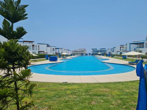 สระว่ายน้ำที่อยู่ใกล้ ๆ หรือใน Departamento de Playa (con piscina propia) en km 107 Asia, Lima