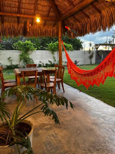Taman di luar suite com ar-condicionado na Fullhausi Fortim
