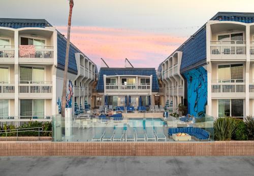 uma piscina no meio de dois edifícios de apartamentos em The Wayfarer San Diego em San Diego