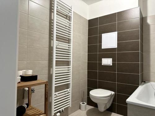łazienka z toaletą i umywalką w obiekcie Sky Apartments 512 w Pilznie