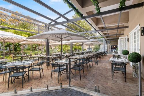 Restoran atau tempat lain untuk makan di Protea Hotel by Marriott Johannesburg Balalaika Sandton