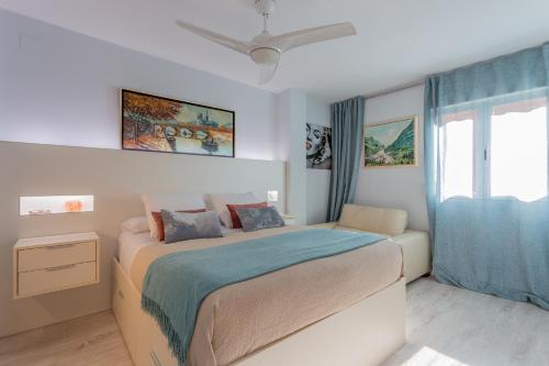 1 dormitorio con cama y ventana en Céntrico apartamento Templo Quevedo Gran parking gratis, en Granada