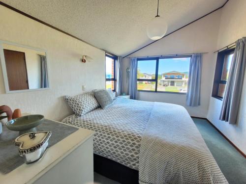 Katil atau katil-katil dalam bilik di Hosts on the Coast - Home by the Sea