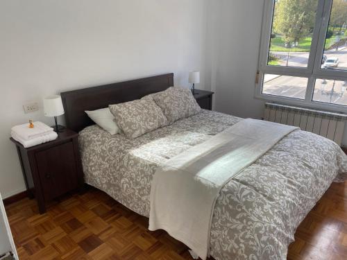 una camera con letto e finestra di Apartamento Buenavista en Oviedo a Oviedo