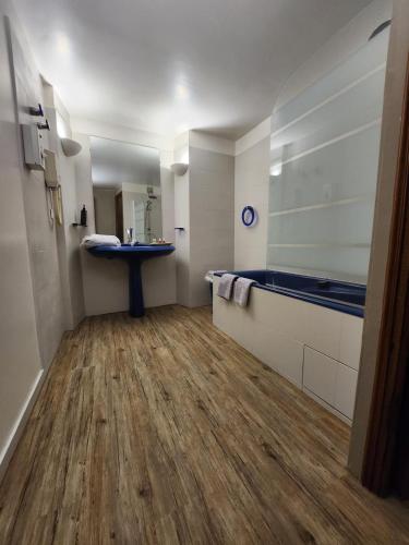 baño grande con lavabo y encimera azul en Hôtel La fuste en Valensole