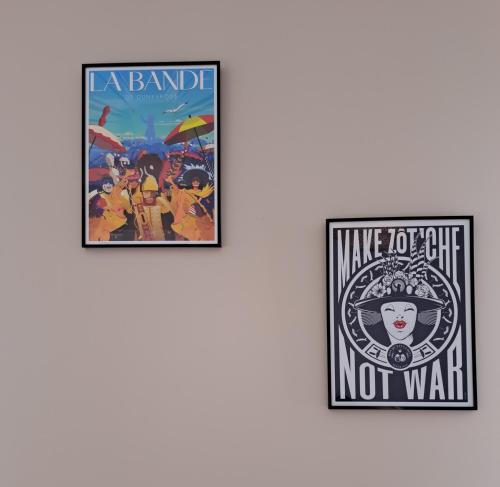 Deux affiches encadrées sont suspendues sur un mur dans l'établissement Au gîte de la Matelote, à Grand-Fort-Philippe