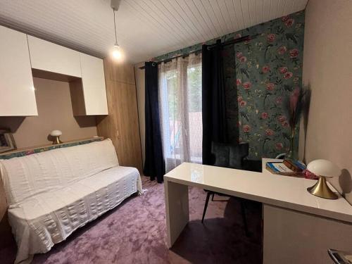 une chambre avec un lit, un bureau et une fenêtre dans l'établissement Chez Karine et Fred, à Airion