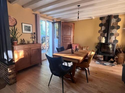 une salle à manger avec une table et des chaises en bois dans l'établissement Chez Karine et Fred, à Airion