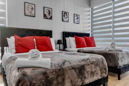 מיטה או מיטות בחדר ב-Luxury Home w Pool & Yard