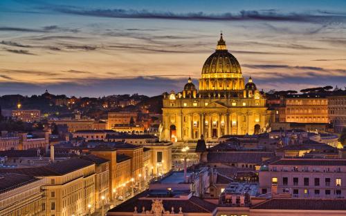Blick auf die Stadt in der Nacht in der Unterkunft Pope's Suites in Rom