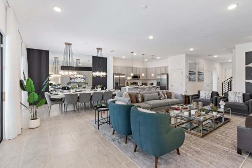 uma sala de estar com uma sala de jantar e uma cozinha em 6103 High Seas Drive em Orlando