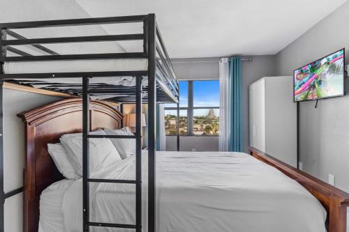 ein Schlafzimmer mit einem Etagenbett und einem TV in der Unterkunft 6165 Carrier Drive 3805 in Orlando