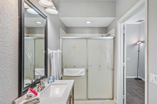 ein Bad mit einem Waschbecken und einer Dusche in der Unterkunft 8000 Cool Breeze Drive 108 in Orlando