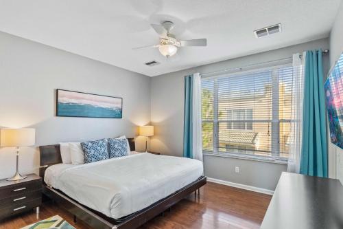 Schlafzimmer mit einem Bett und einem Fenster in der Unterkunft 8000 Cool Breeze Drive 108 in Orlando
