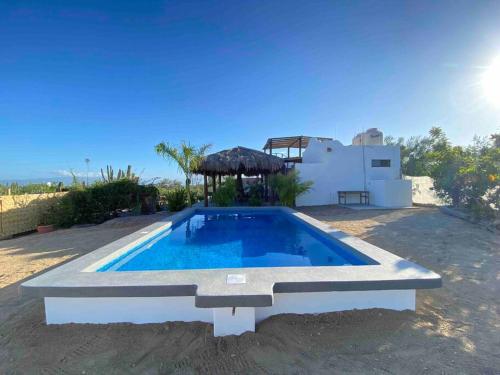 - une piscine en face d'une maison dans l'établissement Casa De Descanso KAYKA, à La Ventana