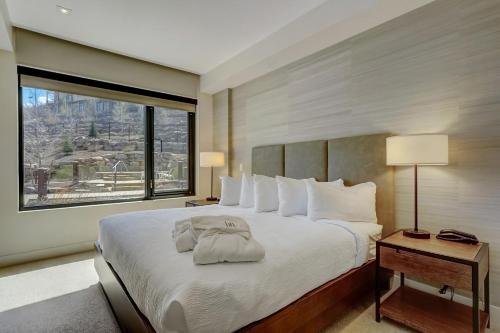 una camera da letto con un grande letto con una grande finestra di Lift by All Seasons Resort Lodging a Park City