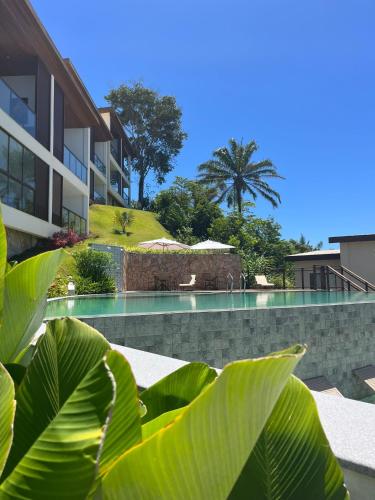- une vue sur la piscine dans un bâtiment dans l'établissement Casa Botero, à Morro de São Paulo