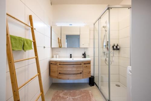 a bathroom with a sink and a shower at TAMLiving Center Luxury 4 rooms Smart TV Kitchen Great View in Graz