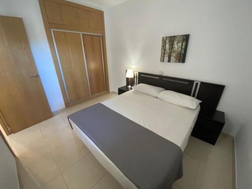 BENAL BEACH Superb Beach front 1 Bedroom Apartment, Sleeps 5