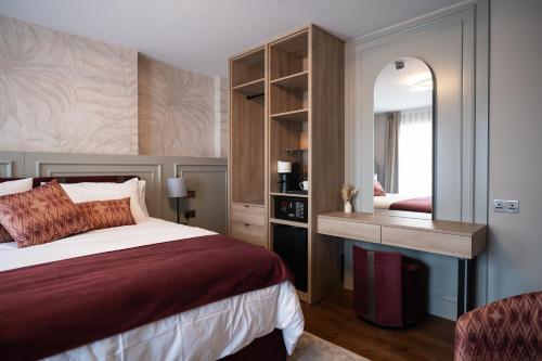 een slaapkamer met een bed, een wastafel en een spiegel bij The Hyde - At Dunning's Bar in Watford