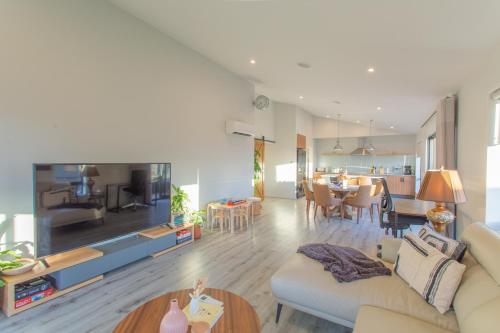 ein Wohnzimmer mit einem Sofa und einem Tisch in der Unterkunft Quiet & Warm House Parking Sleeps 7, 19 mins from CHC airport in Prebbleton