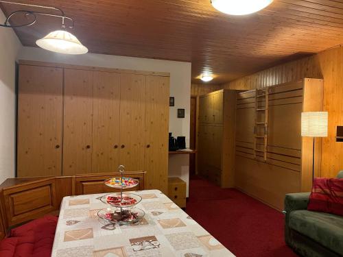 een woonkamer met een tafel en een keuken bij Soldanella Cervinia apartment Vda Vacanze in Vetta CIR 0253 in Breuil-Cervinia