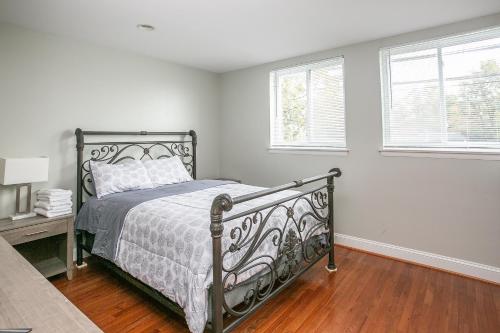 a bedroom with a bed and two windows at Cozy 3 Bedroom Min to National Mall Great Location and Free Parking in Arlington