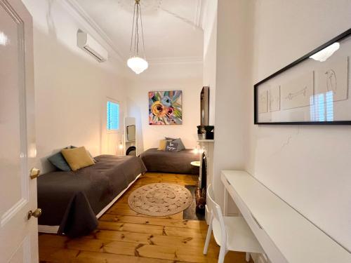 um quarto com duas camas e um sofá em Melbourne Fitzroy Terrace em Melbourne