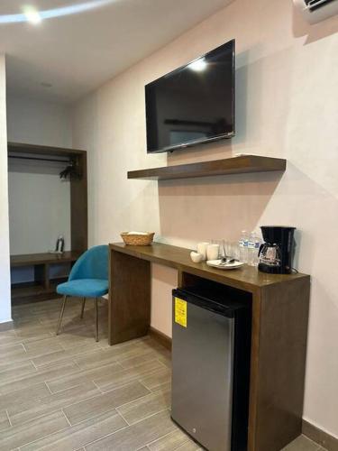 a room with a desk with a tv and a chair at Depa Danzante in Loreto