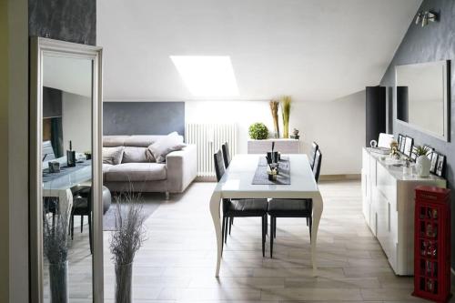 un soggiorno con tavolo e divano di Zephyr B&B apartment a Novi Ligure