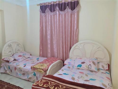 明亞的住宿－Furnished apartment in Minya，一间卧室设有两张单人床和一个窗户。