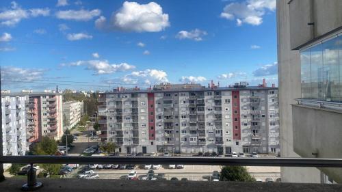 een balkon met uitzicht op een groot appartementencomplex bij Affordable apartments 9 in Zagreb