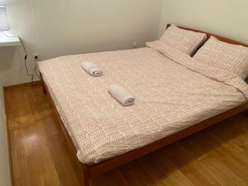 een bed met twee witte kussens erop bij Affordable apartments 9 in Zagreb