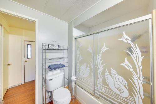 La salle de bains est pourvue de toilettes et d'une fresque murale. dans l'établissement Charming Old Farmhouse in Libby Pets Welcome!, à Libby