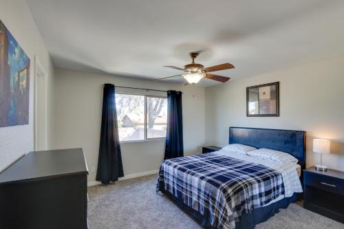 um quarto com uma cama e uma ventoinha de tecto em Mesa Vacation Rental with Private Pool and Fire Pit! em Mesa