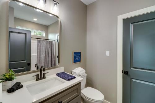 Ένα μπάνιο στο Chic Arkansas Retreat with Patio, Grill and Fire Pit!