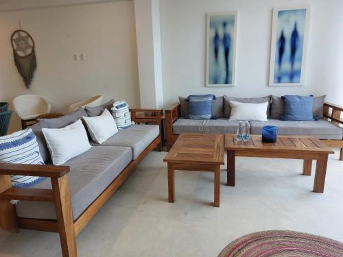 Un lugar para sentarse en Noah Beach Hotel & Suites