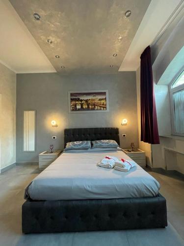 een slaapkamer met een groot bed en 2 handdoeken bij Giulia's house Roma in Rome