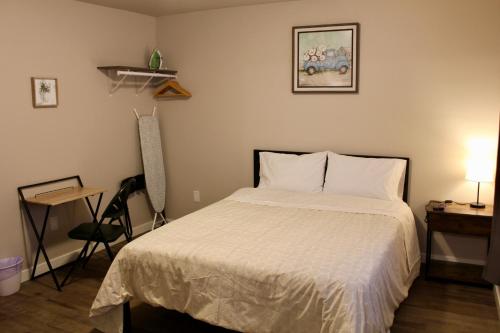 a bedroom with a bed and a desk with a lamp at Judkins Guesthouse (Close to Downtown) in Seattle