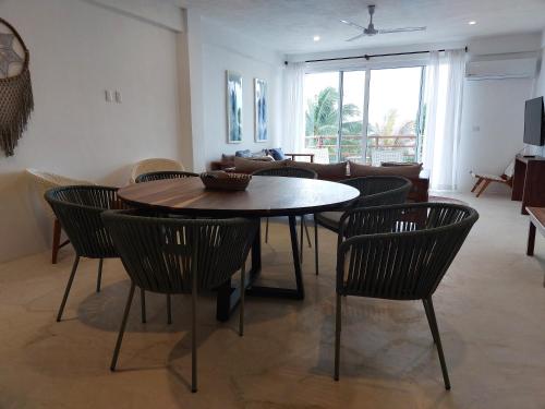 Un lugar para sentarse en Noah Beach Hotel & Suites
