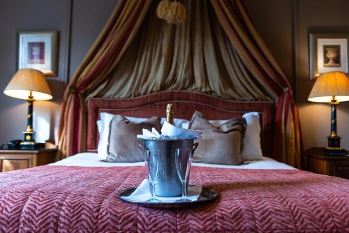 Ένα ή περισσότερα κρεβάτια σε δωμάτιο στο Rowton Hall Hotel and Spa