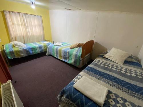 Cama o camas de una habitación en Hostal Bernardita