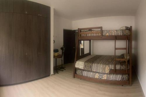 1 Schlafzimmer mit 2 Etagenbetten und einem Schrank in der Unterkunft Finca y Piscina de Ensueño in El Cerrito