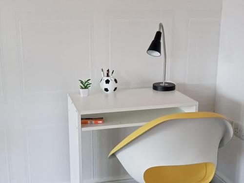 Gallery image of LovelyHome4 Family & Contractors Leeds in Killingbeck