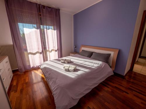 een slaapkamer met een bed met twee handdoeken erop bij Bianco e Nero in Casale sul Sile