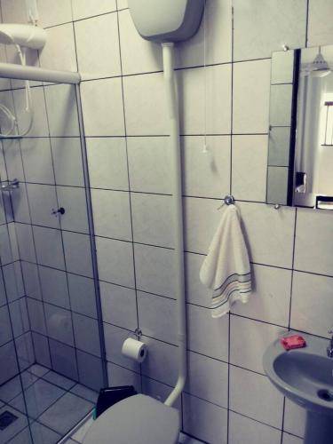 a bathroom with a toilet and a sink at Apto Prático n.07 in Cascavel