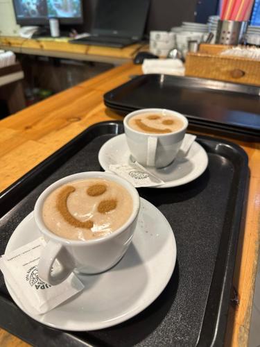 dwie filiżanki kawy siedzące na czarnej tacy w obiekcie Bejart Apartment 4 w Tiranie